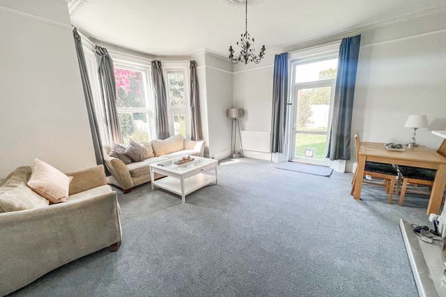 2 bed flat to rent in Avenue Road, Wimborne, Dorset BH21