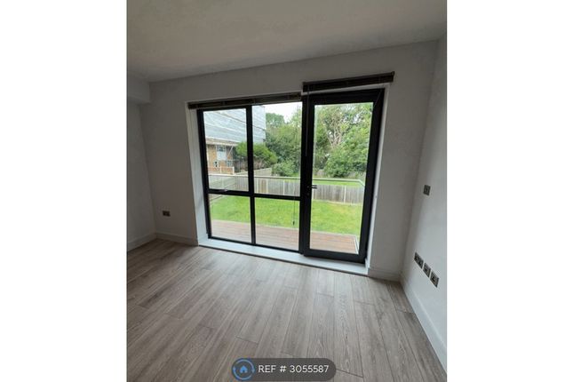 Flat, Adelphi Court Maple Road, London photo 3