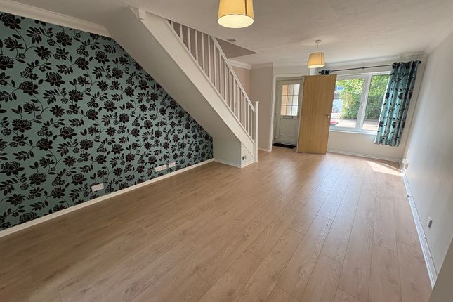 9 Coronet Close, Crawley photo 3