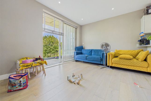 19, Domus Court, Crayford photo 3