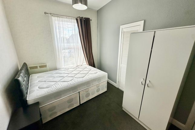 17, LEEDS photo 2