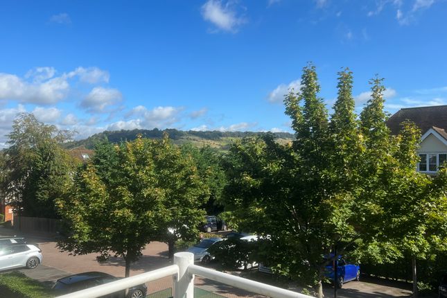 Thumbnail Flat for sale in Hill View, Dorking