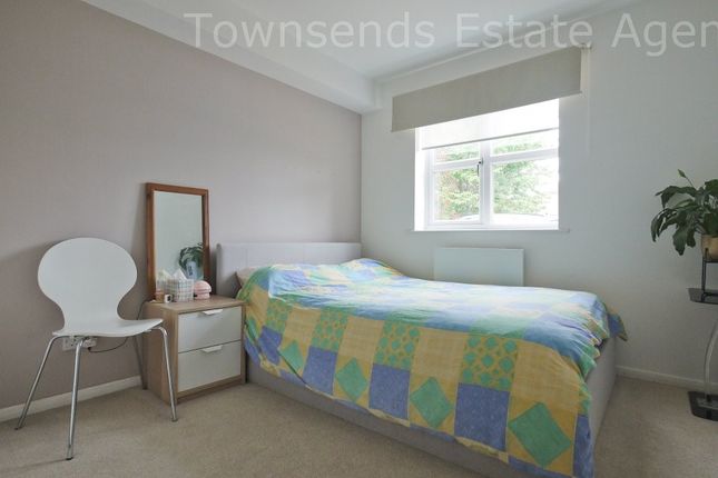 348, Redford Close, Feltham photo 5