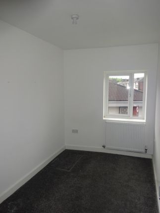 Flat 2 York House 36, Eastway, Oldham photo 3