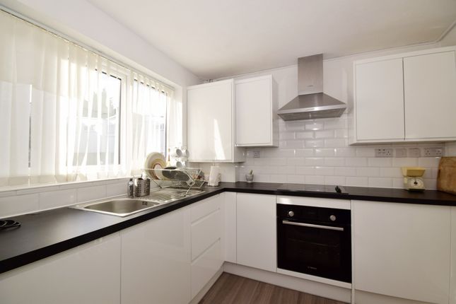 Thumbnail Terraced house to rent in Kempton Walk, Croydon