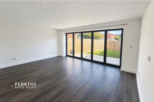 3-bed house on 10, Moorhills Crescent, Leighton Buzzard, £1,850/mo