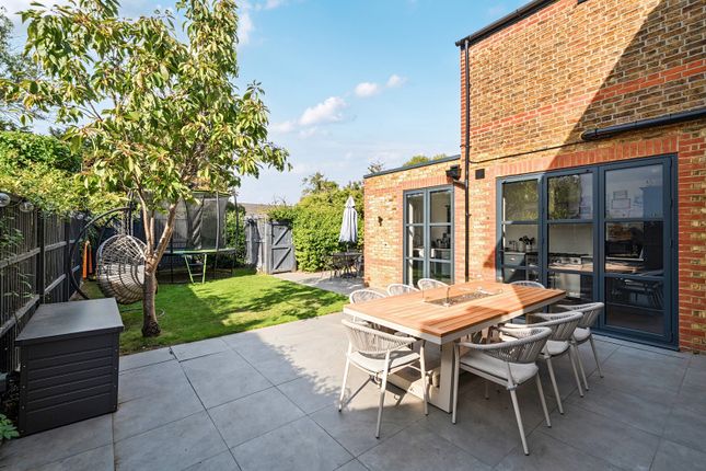 28, Church Walk, Thames Ditton photo 3