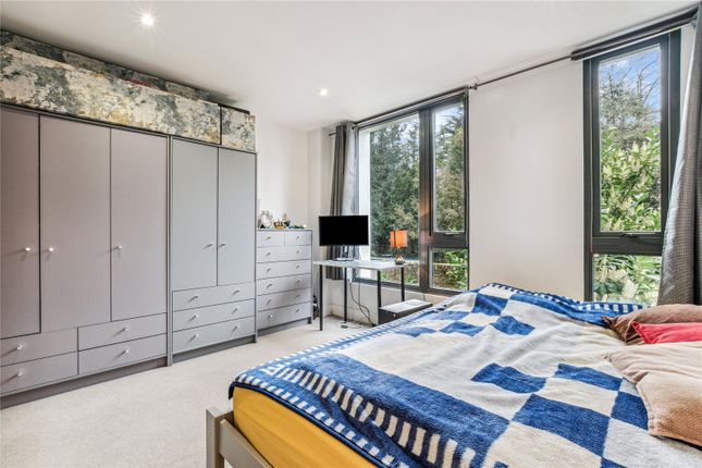 Flat for sale in Clarence Lane, London
