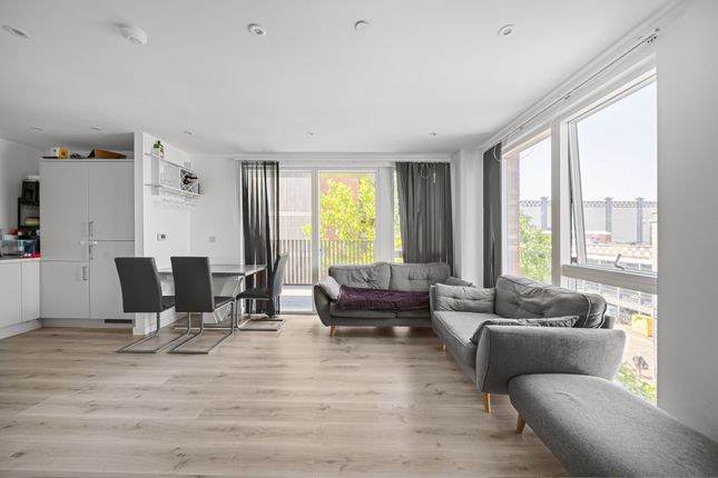 16 Alderton Court 6, Regal Walk, Greater London photo 4