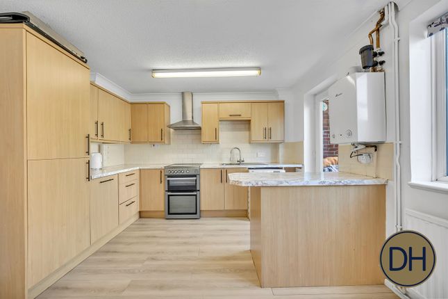 37, Beaufort Close, North Weald, Epping photo 4