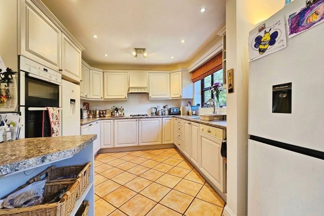 5, Priory Wood, HALSTEAD photo 2