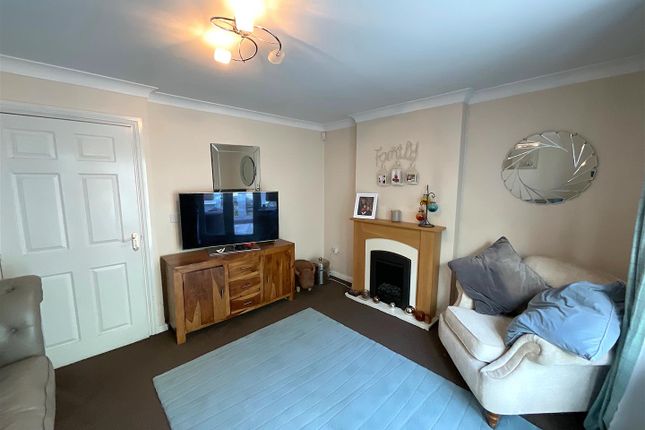 Town house for sale in Kingsbury Close, Bury