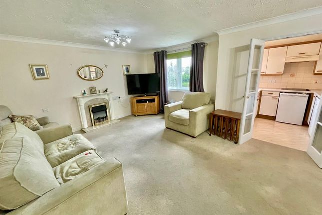 42, Potters Court, Potters Bar photo 3