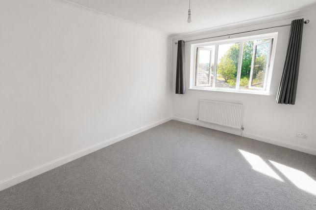 19, Bowers Close, Guildford photo 5