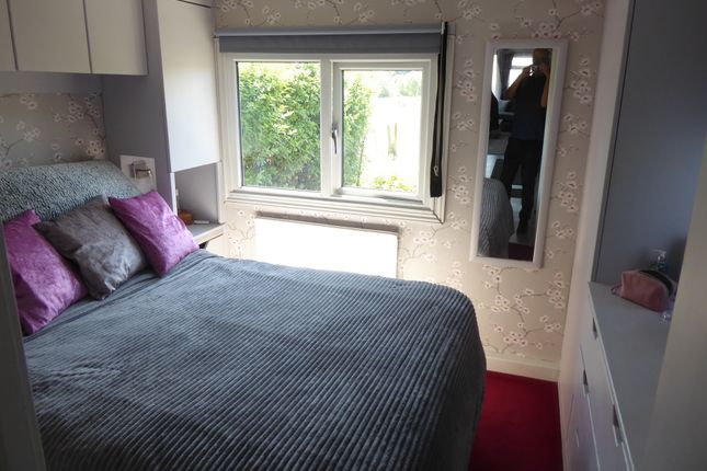 11, Rose Park, Row Town, Addlestone photo 3