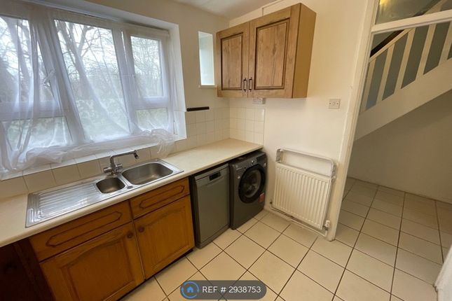 Flat  Baron Court, London Road, Croydon photo 4