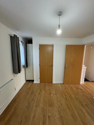 37, Craigen Gardens, Ilford photo 4