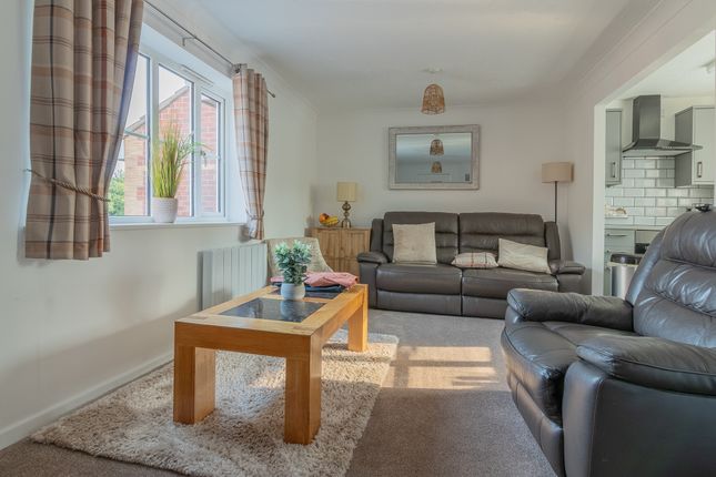 17, Middle Close, Swadlincote photo 3