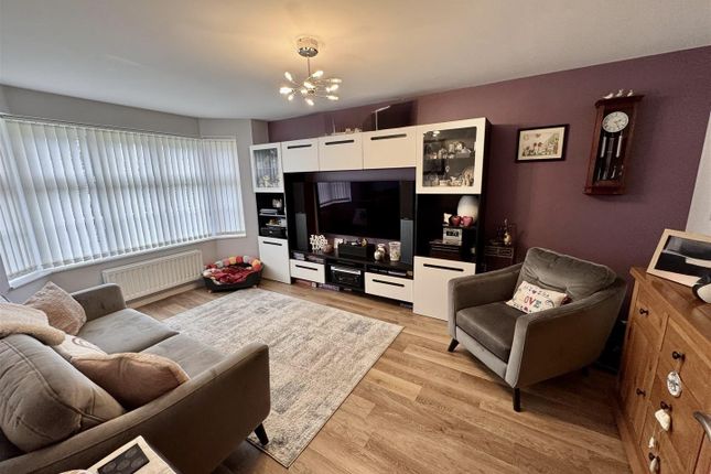 53, Clos Maes Rhedyn, Llanelli photo 3