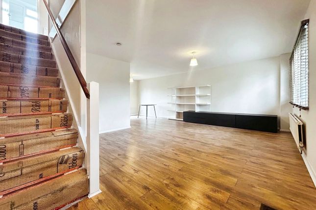 8, Whites Lane, Datchet photo 3