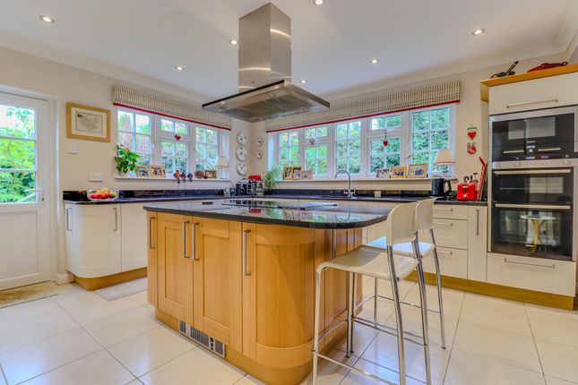 6 Holt Drive, Leicester photo 2