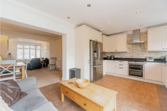 8, Garden Road, Walton-on-Thames photo 4