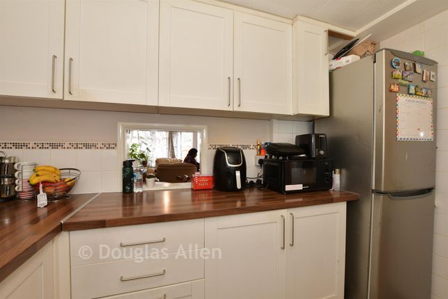 33, Rettendon Gardens, Wickford photo 4