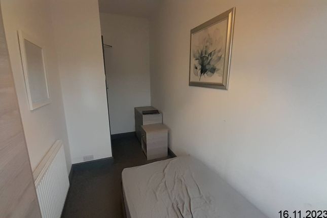 Room to rent in Charles Street, Castleford