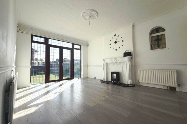 44, Whalebone Grove, Romford photo 4