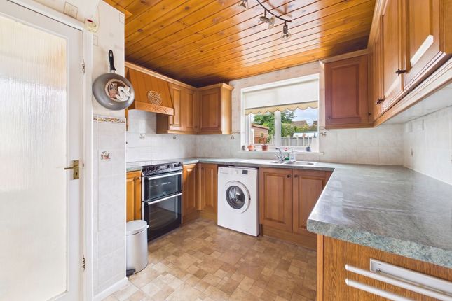 10 Broom Close, Nottingham photo 3