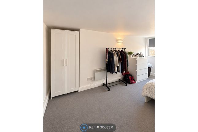 Flat, Park South Austin Road, London photo 2