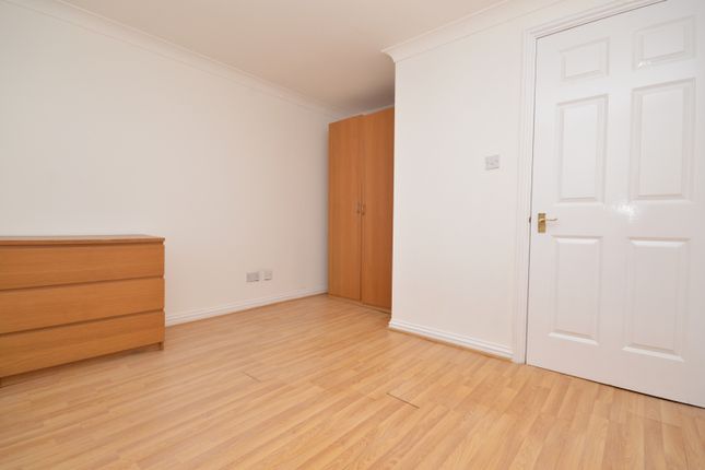 Flat 31X, Green Court, Tower Hamlets, London photo 2