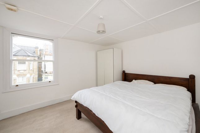 Flat for sale in Broomwood Road, London