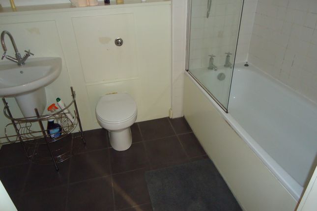 Flat 5 Tower 3, 22, Lakeside Rise, Manchester photo 5