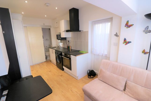 Studio to rent in Wanstead Park Road, Ilford, Essex