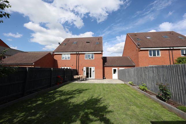 21, Redcurrant Avenue, Aylesbury photo 2