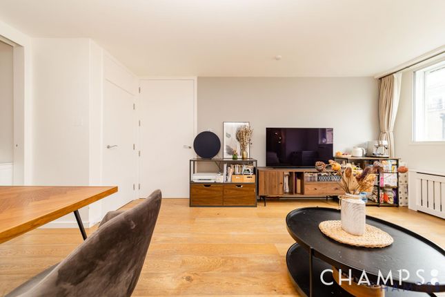 Flat for sale in George Street, London