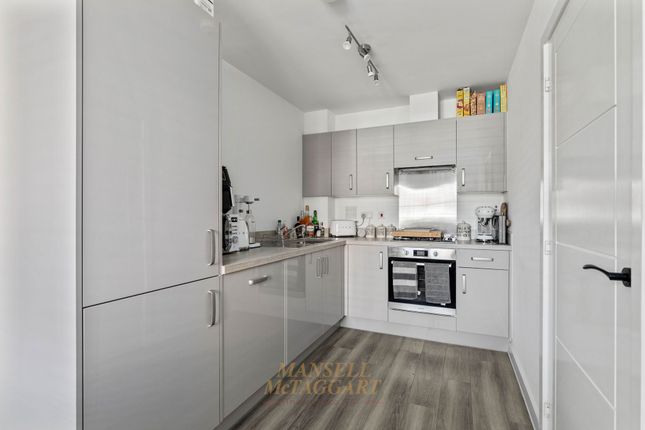 102 Hoadley Road, Horley photo 4