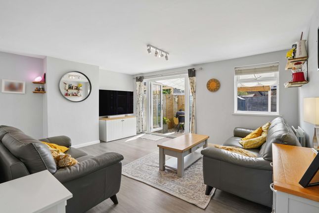 90 Colwell Drive, Witney photo 3