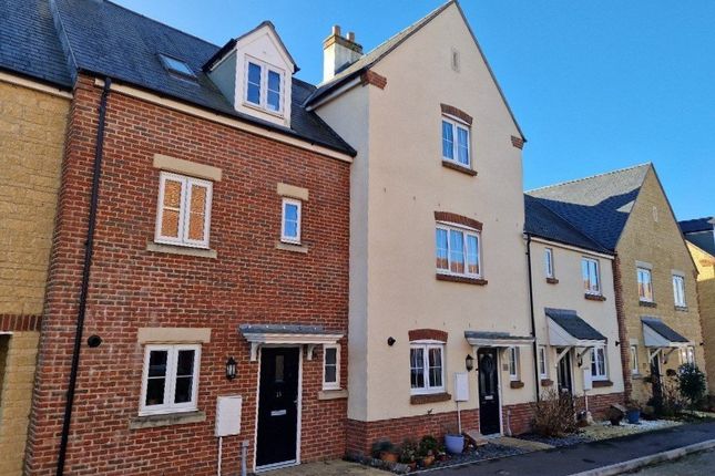 Thumbnail Terraced house for sale in Wearn Road, Faringdon, Oxfordshire