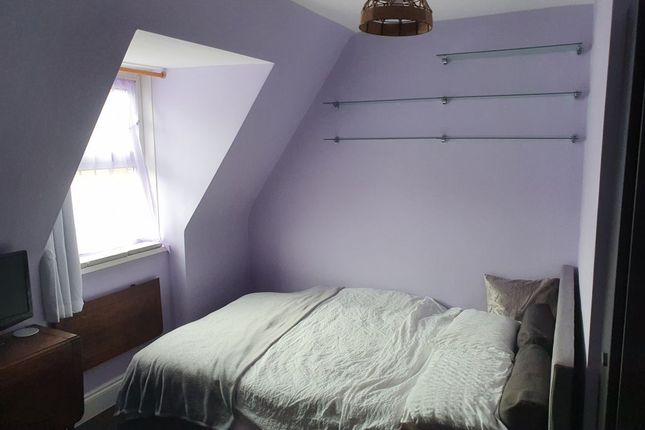 Flat to rent in Wakefield House, Goldsmith Road, London