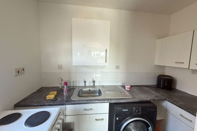 323 Somerset Gardens, White Hart Lane, London photo 3