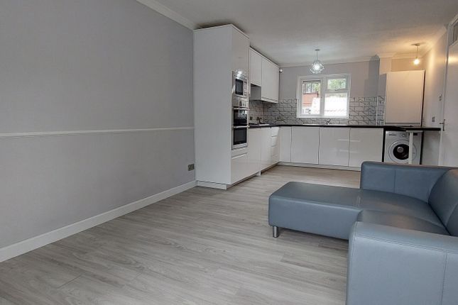 Flat to rent in Durrans Court, Bletchley, Milton Keynes