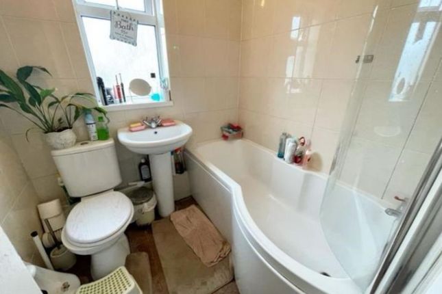 Flat for sale in Langridge Court, Brewers Hill Road, Dunstable, Bedfordshire