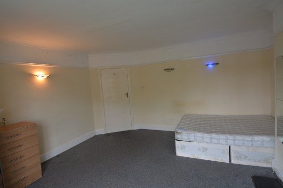 8, St. Chads Drive, Leeds photo 5