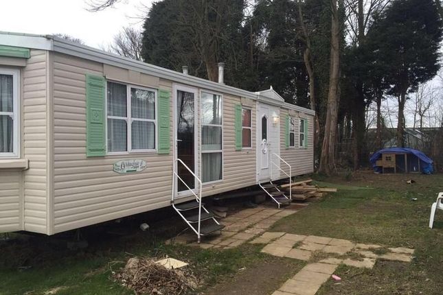 Thumbnail Mobile/park home to rent in Hathersham Lane, Horley