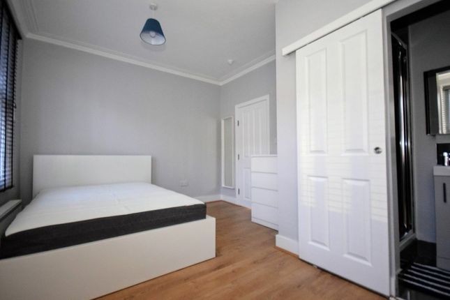 Thumbnail Room to rent in Senrab Street, London