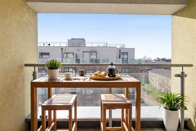 Flat 401, London photo 3