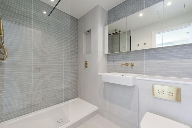 84 Beresford Avenue, London photo 3