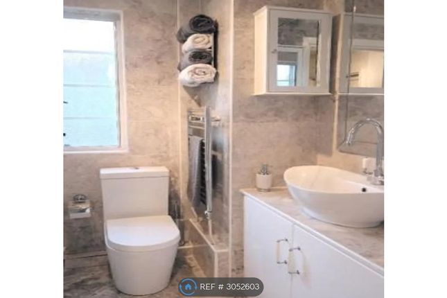 Flat, Gunnersbury Court Bollo Lane, London photo 4